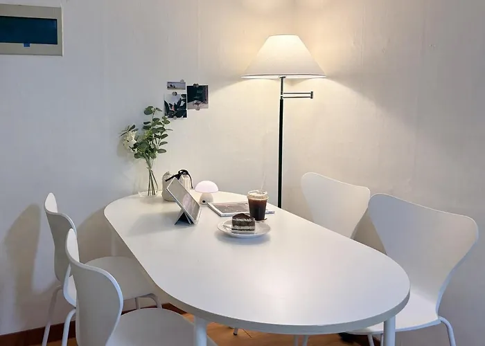 Sinnonhyeon Station 3-minute Walk, Gangnam Plastic Surgery Hospital, Ideal For Shopping, Airport Bus, Washer And Dryer, 2br, Free Luggage Storage * Seul